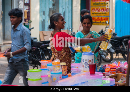 Le Sud de l'Inde du Sud Tamil Nadu Madurai shoppers scène de rue 2 femmes de dames deux conteneurs en plastique style Tupperware femelles Banque D'Images