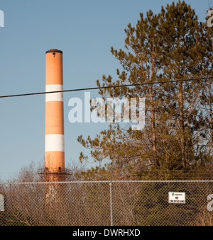 Aucune intrusion Lafarge signe sur barrière et cheminée industrielle en arrière-plan Banque D'Images