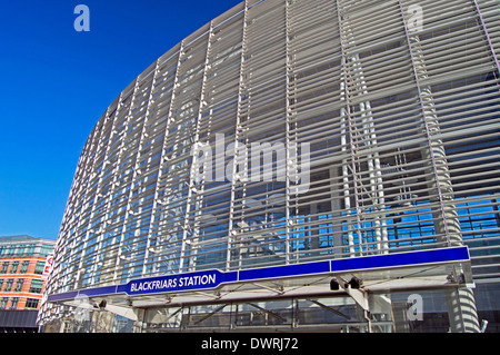 Façade de la gare de Blackfriars sur Queen Victoria Street, City of London, Londres, Angleterre, Royaume-Uni Banque D'Images