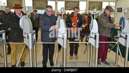 Cheltenham, Gloucestershire, Royaume-Uni. 12Th Mar, 2014. Punters dash d'obtenir en 1ère journée à deux, mesdames Jour du Festival de Cheltenham Gold Cup 2014 Credit : Jules annan/Alamy Live News Banque D'Images