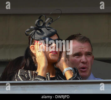 Cheltenham, Gloucestershire, Royaume-Uni. 12Th Mar, 2014. Festivaliers regarder les courses à la deuxième journée, Mesdames Jour du Festival de Cheltenham Gold Cup 2014 Credit : Jules annan/Alamy Live News Banque D'Images