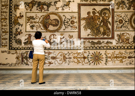 L'Afrique du Nord, Tunisie, Tunis. Le Musée du Bardo. Avant de tourisme de fresque romaine mosaïque. Banque D'Images