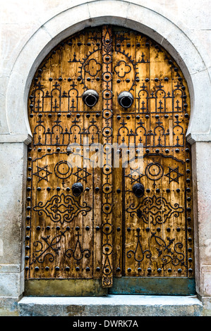 L'Afrique du Nord, Tunisie, Tunis. Le Musée du Bardo. Porte traditionnelle tunisienne typique. Banque D'Images