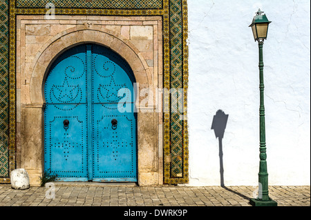 L'Afrique du Nord, Tunisie, Tunis. Le Musée du Bardo. Porte traditionnelle tunisienne typique. Banque D'Images