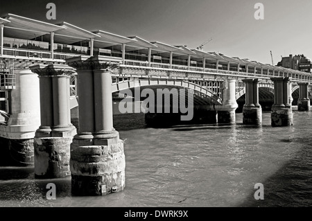 Vue sur la Tamise, le pont ferroviaire de Blackfriars et les piliers de l'ancien pont ferroviaire de Blackfriars Banque D'Images
