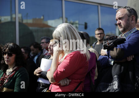 Madrid, Espagne. Mar 11, 2014. Les gestes d'une femme lors d'un événement à l'extérieur de la gare d'Atocha se souvenir des personnes tuées dans les attentats de Madrid à Madrid, Espagne, le mardi 11 mars 2014, en souvenir de ceux qui ont été tués et blessés dans les attentats de Madrid, marquant le 10e anniversaire de l'Europe pire attaque terroriste islamique. Les attaquants ont ciblé quatre trains de banlieue avec 10 obus remplis de bombes dissimulées dans des sacs à dos pendant l'heure de pointe du matin le 11 mars 2004. Credit : Rodrigo Garcia/NurPhoto ZUMAPRESS.com/Alamy/Live News Banque D'Images