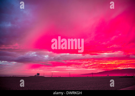 Un spectaculaire coucher de soleil rouge sur la plage de Santa Monica en Californie avec la permission de les restes de l'Ouragan Fabio Banque D'Images