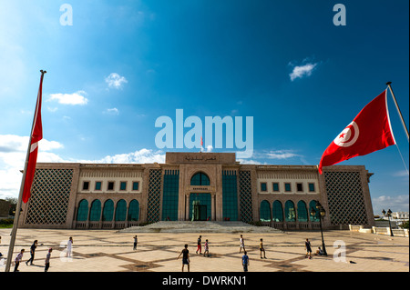 L'Afrique du Nord, Tunisie, Tunis. Les garçons jouent au football place de la Kasbah et maire de Tunis. Banque D'Images