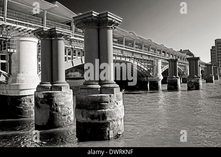 Vue sur la Tamise, le pont ferroviaire de Blackfriars et les piliers de l'ancien pont ferroviaire de Blackfriars Banque D'Images