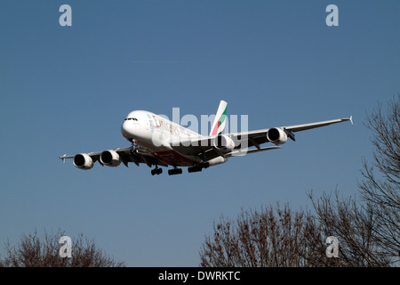 Emirates Airbus A380-861 (A6-bée) arrivant sur la terre à l'aéroport de Londres Heathrow, Royaume-Uni. (Mars 2014) Banque D'Images