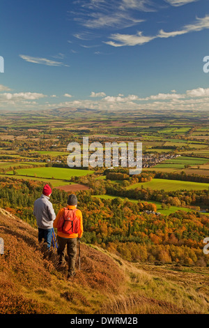 Les marcheurs dans l'Eildon Hills près de Melrose, surplombant St Boswells Newtown. Les Cheviot Hills sont à l'arrière-plan. Banque D'Images