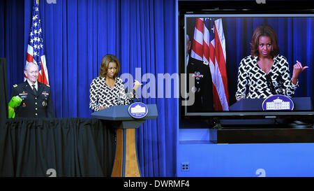 Washington, DC, USA. 12Th Mar, 2014. Première Dame des États-Unis Michelle Obama, accompagné de Kermit la grenouille, parle à une projection spéciale du film de Disney Muppets Most Wanted à la Maison Blanche à Washington, DC, la capitale des États-Unis, le 12 mars 2014. Dans le cadre de l'initiative de réunir les forces, la Première Dame Michelle Obama a prononcé un discours aux enfants des familles des militaires pendant la projection spéciale. Credit : Bao Dandan/Xinhua/Alamy Live News Banque D'Images