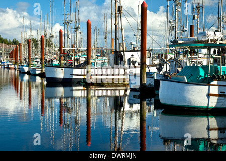 Bateaux de pêche dans le port de Newport, Oregon Banque D'Images