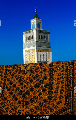 L'Afrique du Nord, Tunisie, Tunis. Le minaret de la grande mosquée Zitouna, vue depuis les terrasses. Banque D'Images