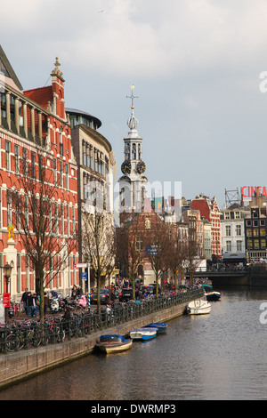 AMSTERDAM, Pays-Bas - le 25 mars 2011 : vue sur le canal Singel et de la célèbre tour Munt à Amsterdam, aux Pays-Bas. Banque D'Images