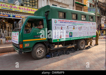 Le Sud de l'Inde du Sud Tamil Nadu Madurai Camion Camion armée scène de rue La tuberculose heath centre centre gauche sous bottes Banque D'Images