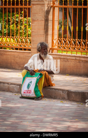 Le Sud de l'Inde du Sud Tamil Nadu Madurai temple de Minakshi Sundareshvara hindou Shiva gris défilé homme barbu aux cheveux gris homme Banque D'Images
