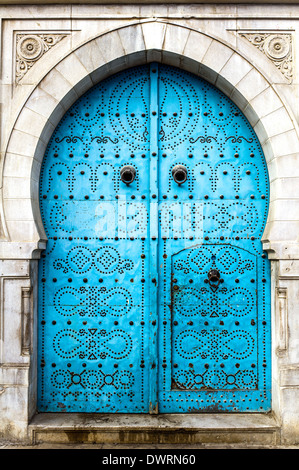 L'Afrique du Nord, Tunisie, Tunis. Porte traditionnelle tunisienne typique. Banque D'Images