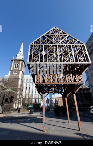 'Paleys sur la sculpture des Pilers construit par Studio tissent une structure en bois commémorant Geoffrey Chaucer, Aldgate, Londres, Royaume-Uni. Banque D'Images