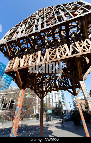 'Paleys sur la sculpture des Pilers construit par Studio tissent une structure en bois commémorant Geoffrey Chaucer, Aldgate, Londres, Royaume-Uni. Banque D'Images