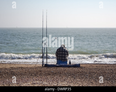 Un pêcheur de la mer assis sur un appât fort face à la mer. Banque D'Images