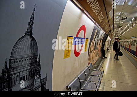 La station de métro Charing cross plate-forme, City of Westminster, London, England, United Kingdom Banque D'Images