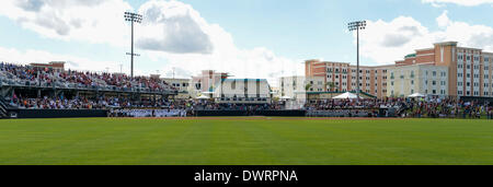 12 mars 2014 - Orlando, Floride, États-Unis : fans et joueurs à Jay Bergman champ pendant l'hymne national avant le début de match de base-ball de NCAA de l'action entre l'État de Floride et de l'UCF Knights Seminoles. FSU a défait l'UCF (18-1 à Jay Bergman Domaine d'Orlando, Floride Banque D'Images
