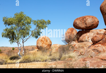 Formation de rochers ronds en Australie centrale appelée Devils Marbles Banque D'Images