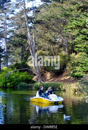 Couple paddle pédalo sur Stow Lake dans le parc du Golden Gate Banque D'Images