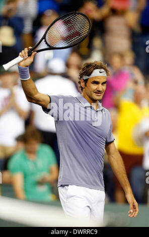 Indian Wells, CA, USA. 12 mars 2014. Roger Federer de la Suisse reconnaît la foule après avoir battu Tommy Haas, de l'Allemagne au cours de la BNP Paribas Open à Indian Wells Tennis Garden à Indian Wells CA. Banque D'Images