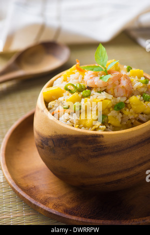 Bol de riz frit ananas une excellente cuisine chinoise avec commande latérale Banque D'Images