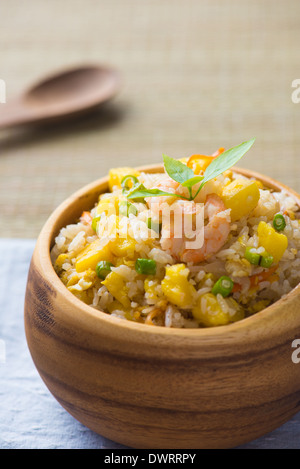 Bol de riz frit ananas une excellente cuisine chinoise avec commande latérale Banque D'Images