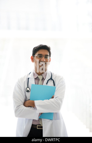 Médecin homme indien à l'hôpital Banque D'Images