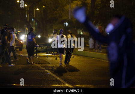 Barcelona, Venezuela. 12Th Mar, 2014. Les manifestants vénézuéliens dans les rues opposées au gouvernement du Président Maduro. Trois personnes ont été tuées dans des affrontements entre manifestants et policiers au cours d'une journée de manifestations à travers le Venezuela. Le nombre de morts en un mois de manifestations contre le gouvernement socialiste du pays s'élève maintenant à 25. Photo : Juan Carlos Hernandez/ZUMA/ZUMAPRESS.com/Alamy fil Live News Banque D'Images