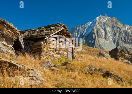 Shephard cabane en pierre dans la vallée du Val d'Hérens, La Dent de Perroc pointe derrière, Arolla, Valais, Suisse Banque D'Images