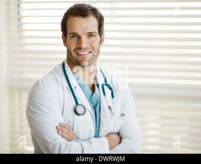 Certain homme médecin with arms crossed Banque D'Images