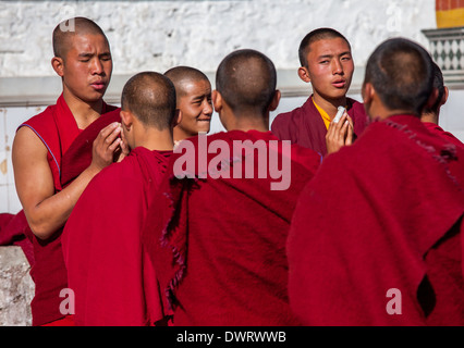 Moines priant extérieur à Namgey Galden Lhatse, Monastère de Tawang, de l'Arunachal Pradesh, Inde Banque D'Images