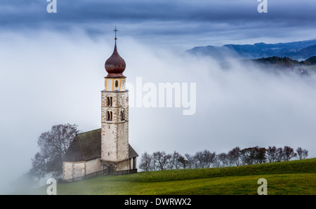 L'église de Saint Valentin, Seis am Schlern, Province du Tyrol du Sud, Vénétie, Italie Banque D'Images