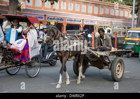 Jaipur, Rajasthan, Inde. Le trafic de rue ; Rickshaw avec passagers, chariot. Banque D'Images