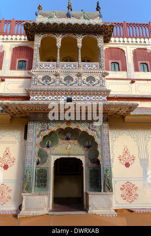 Jaipur, Rajasthan, Inde. Peacock porte dans la cour intérieure de la ville de Jaipur Palace, dédié au dieu Vishnu. Banque D'Images