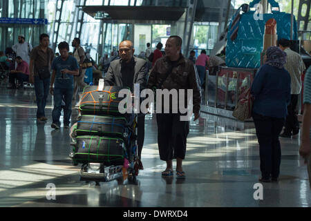 Sepang, en Malaisie. 11 mars 2014. Les voyageurs font leur chemin à travers le hall des départs à l'Aéroport International de Kuala Lumpur (KLIA) à Sepang, Malaisie Asie Crédit : File/Alamy Live News Banque D'Images