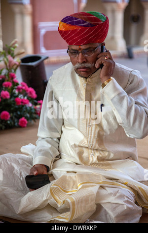 Jaipur, Rajasthan, Inde. Prêtre hindou de parler sur son téléphone cellulaire. Banque D'Images