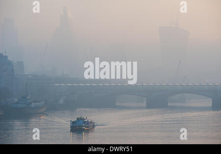 Londres, Royaume-Uni. 13 mars 2014. Blackfriars Bridge et gratte-ciel de theCity que Londres se réveille sous un épais brouillard Crédit : Piero Cruciatti/Alamy Live News Banque D'Images