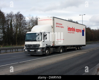 Un camion blanc se déplaçant le long de la route A12 dans l'Essex, Angleterre Banque D'Images