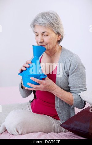 Personne âgée en prenant l'inhalation Banque D'Images