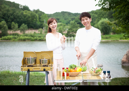 Un couple dans la cuisine de camping Banque D'Images