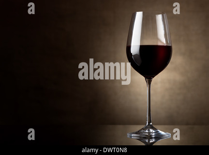 Vin rouge sec en verre sur une toile Banque D'Images