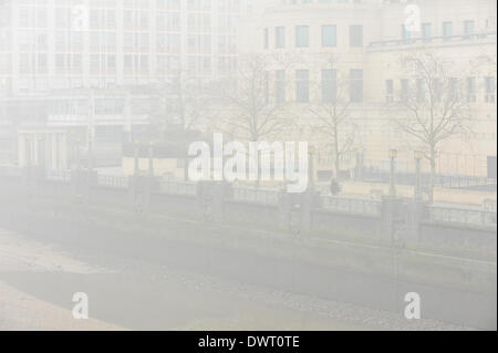 Vauxhall Bridge, London, UK. 13 mars 2014. Un matin brumeux près du pont de Vauxhall. Crédit : Matthieu Chattle/Alamy Live News Banque D'Images