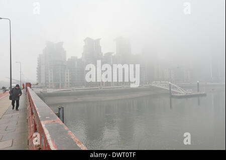 Vauxhall Bridge, London, UK. 13 mars 2014. Un matin brumeux pour les navetteurs sur Vauxhall Bridge. Crédit : Matthieu Chattle/Alamy Live News Banque D'Images