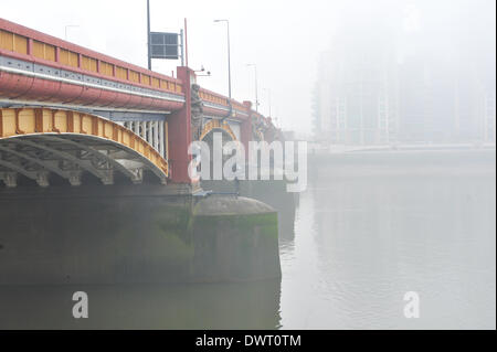 Vauxhall Bridge, London, UK. 13 mars 2014. Une vue sur la Tamise sur un matin brumeux sur Vauxhall Bridge. Crédit : Matthieu Chattle/Alamy Live News Banque D'Images